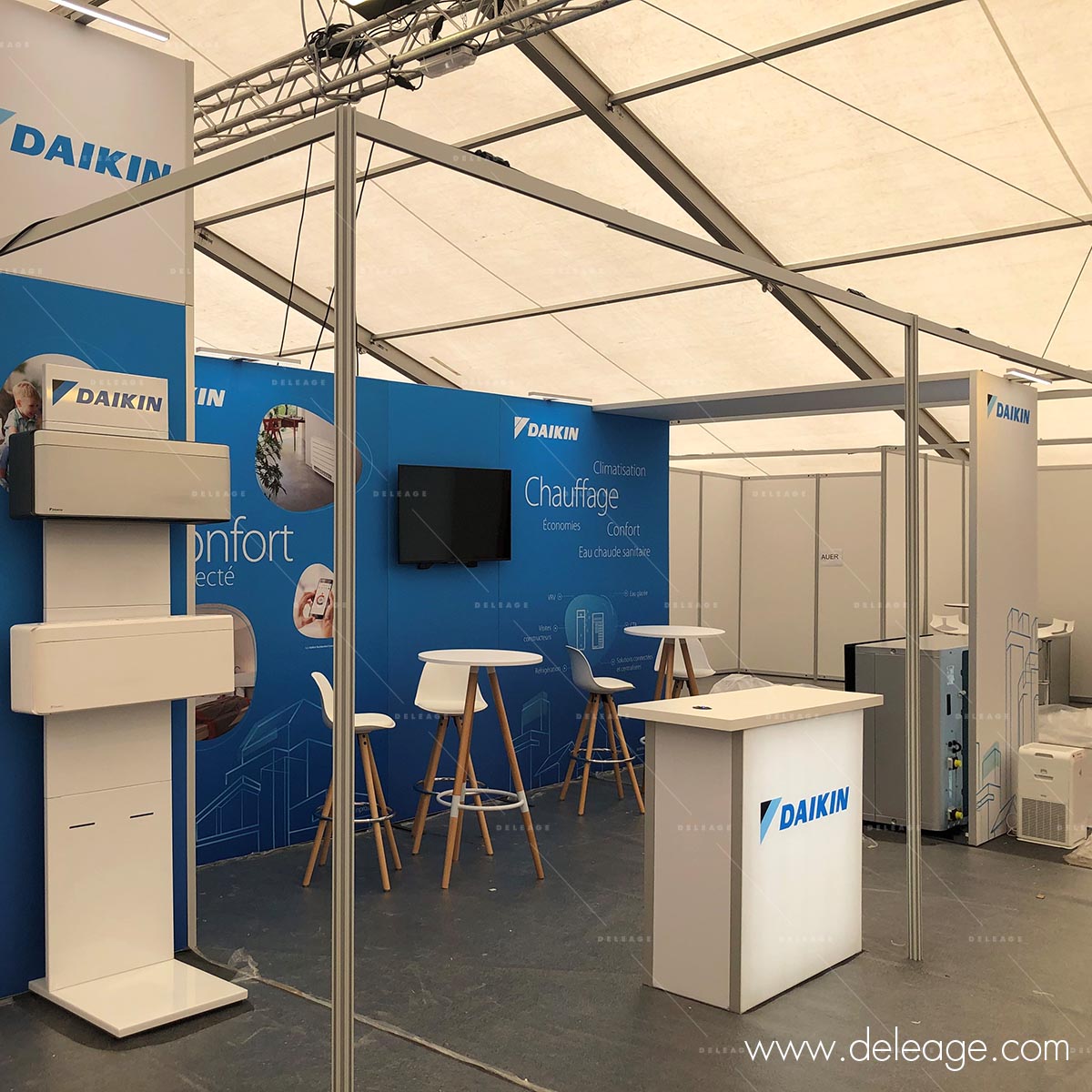 Stand-Hline-avec-arche Stand Hline avec arche — Stand modulaire HLINE 24m² avec arche et réserve