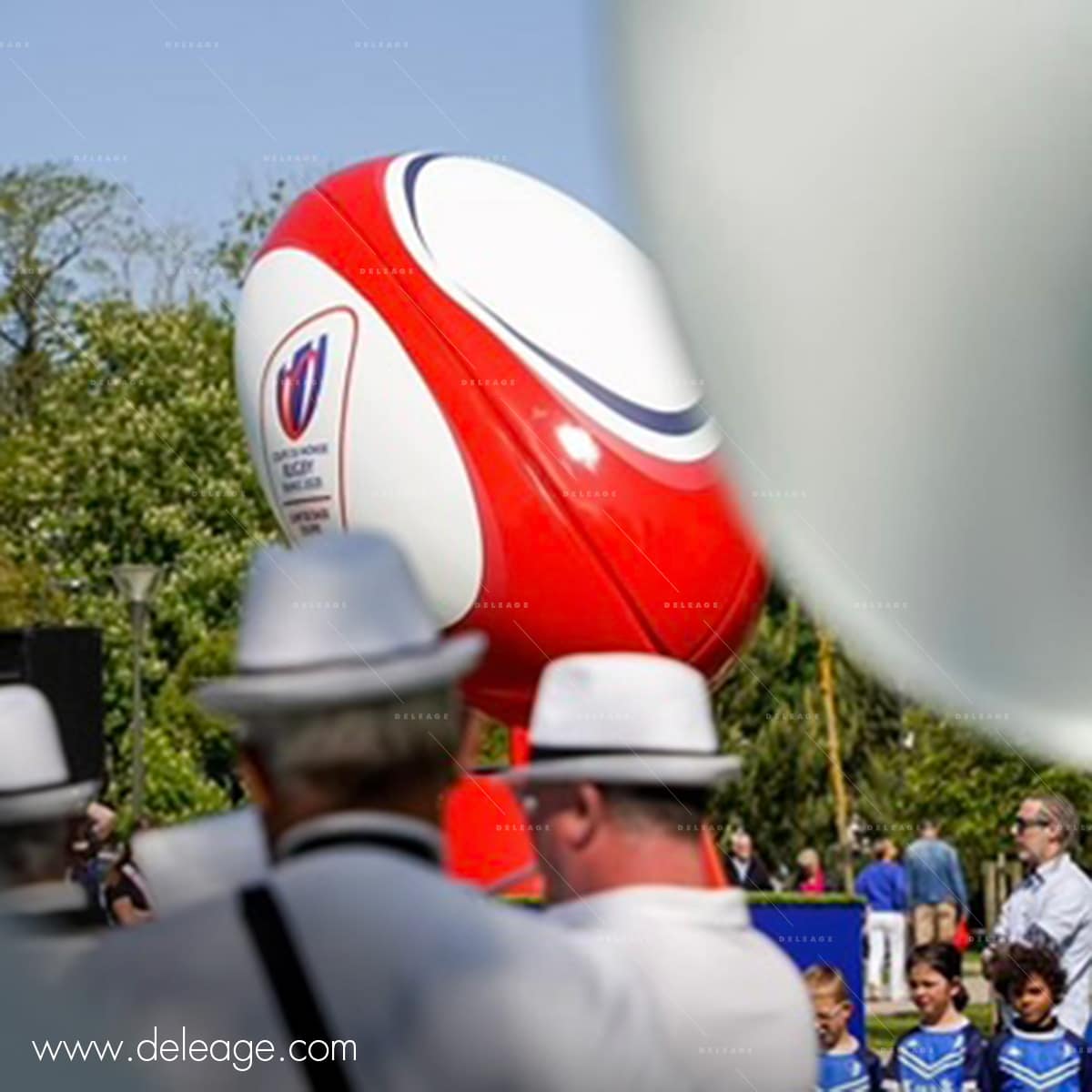 ballon-de-rugby-dans-la-foule Reproduction du ballon de rugby 2023
