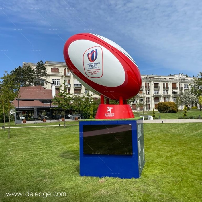 ballon-de-rugby-geant-sur-socle-avec-ecran Reproduction du ballon de rugby de la coupe du monde 2023