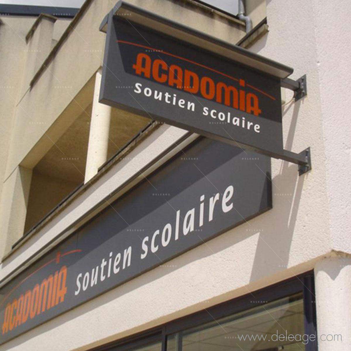 enseigne-drapeau-double-face-eclaire Enseigne drapeau double face éclairé — Enseigne drapeau PANNEAU SUR CHASSIS double face