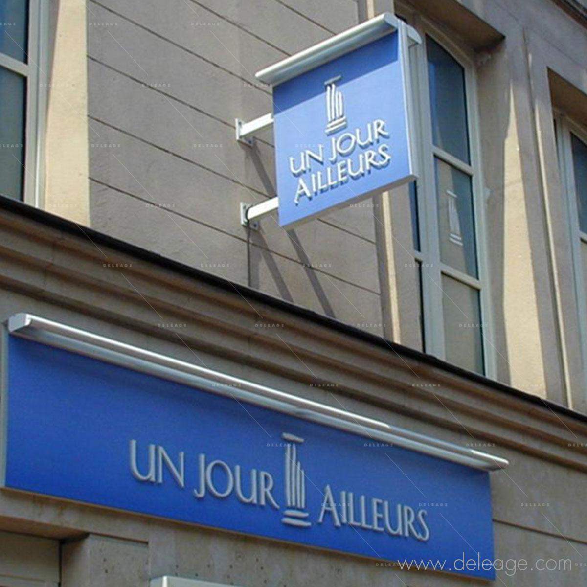 enseigne-drapeau-double-face-eclaire2 Enseigne drapeau double face eclaire2 — Enseigne drapeau PANNEAU SUR CHASSIS double face