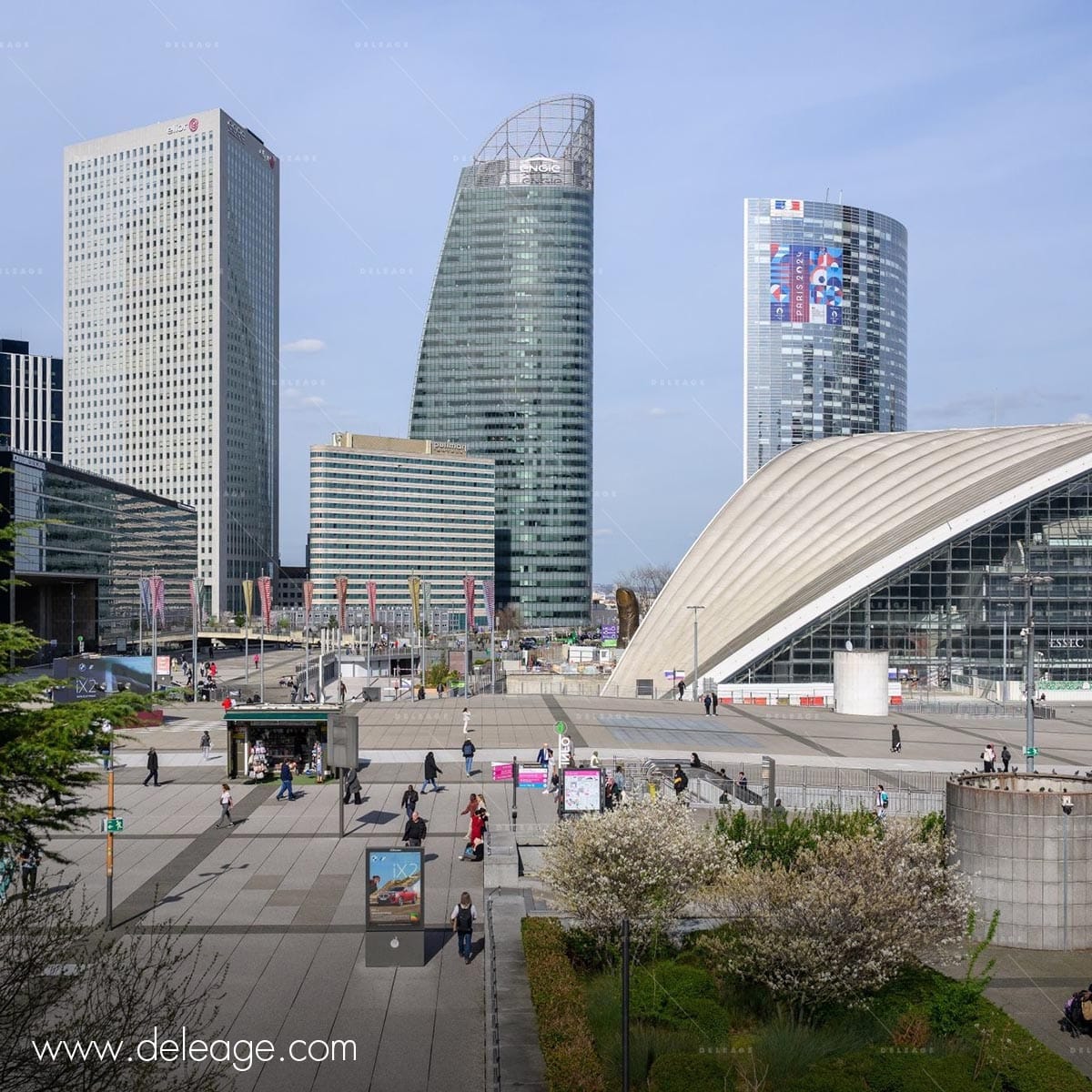 paris-La-defense-micro-perforee-sur tour-vitree Paris La défense micro perforee sur tour vitree — Impression vinyle MICRO-PERFORE one way