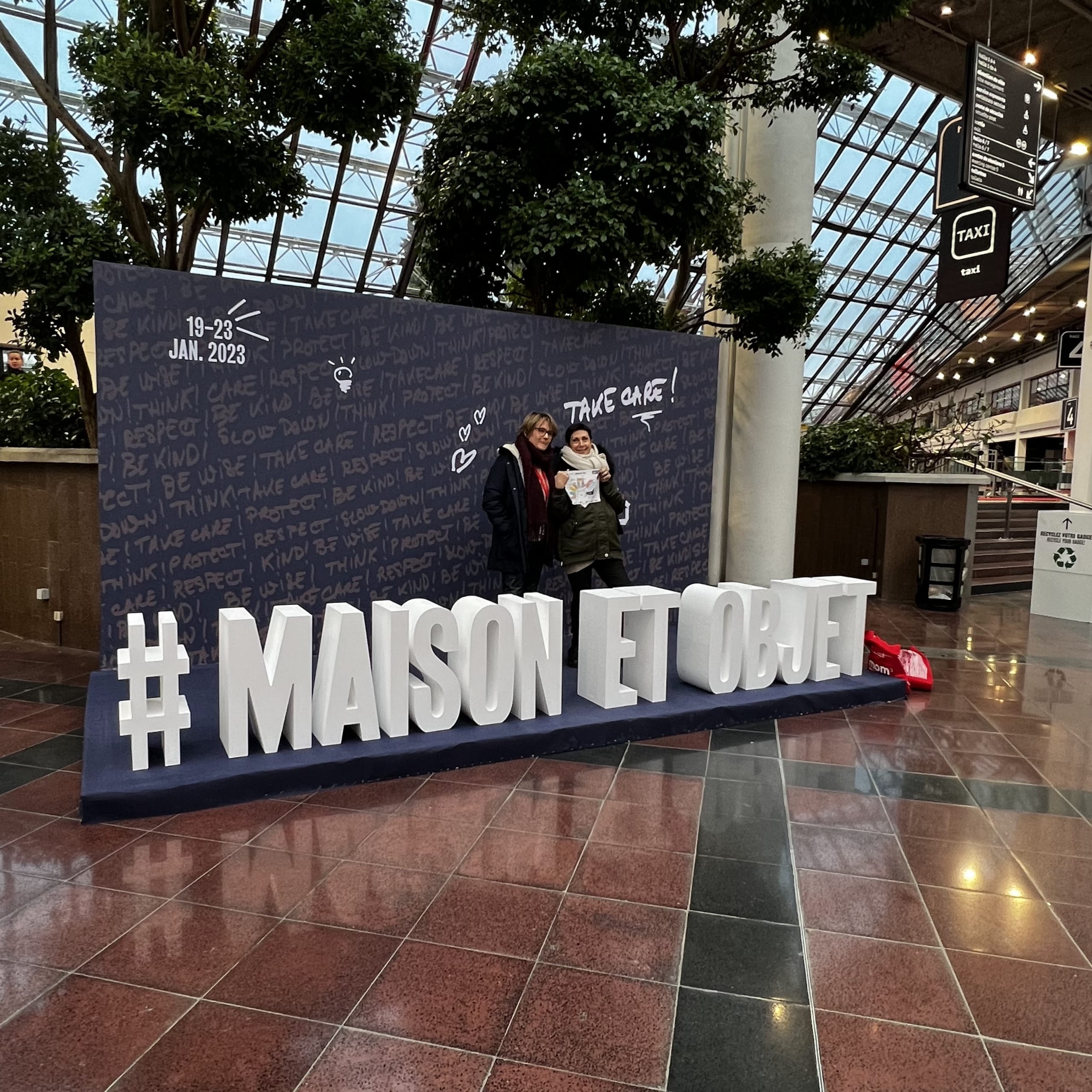photocall-avec-texte-en-polystyrene Photocall avec texte EN polystyrène — Photocall MUR TÉLESCOPIQUE bâche