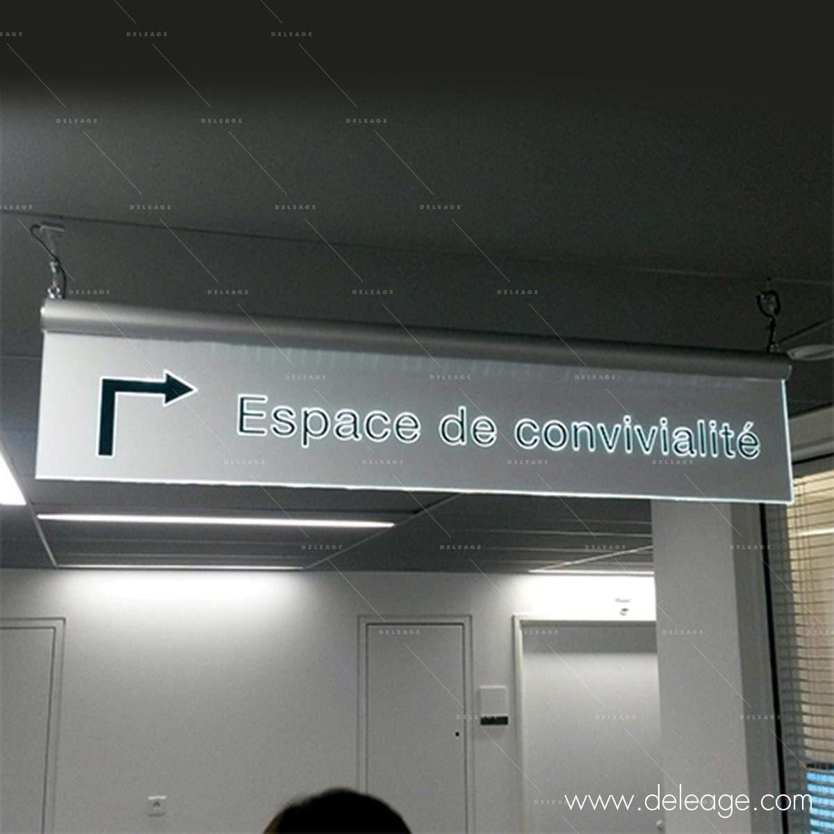 plaque-plexi-tangentiel-29 Plaque plexi tangentiel — Eclairage tangentiel PLAQUE PLEXI LUMINEUSE fixation suspendue (vue 2)