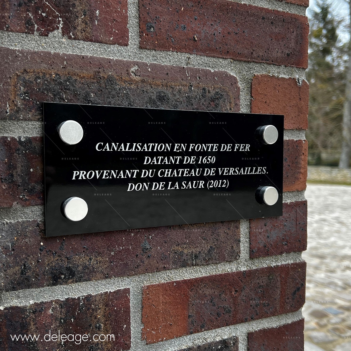 plaque-signaletique-exterieure-sur-entretoise Plaque signalétique extérieure sur entretoise — Fixation murale ENTRETOISE PERCÉE aluminium