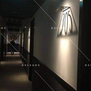 Signalétique de chambre avec ombre — Plaque chambre d'hôtel JEU D'OMBRE tendance design (vue 2)