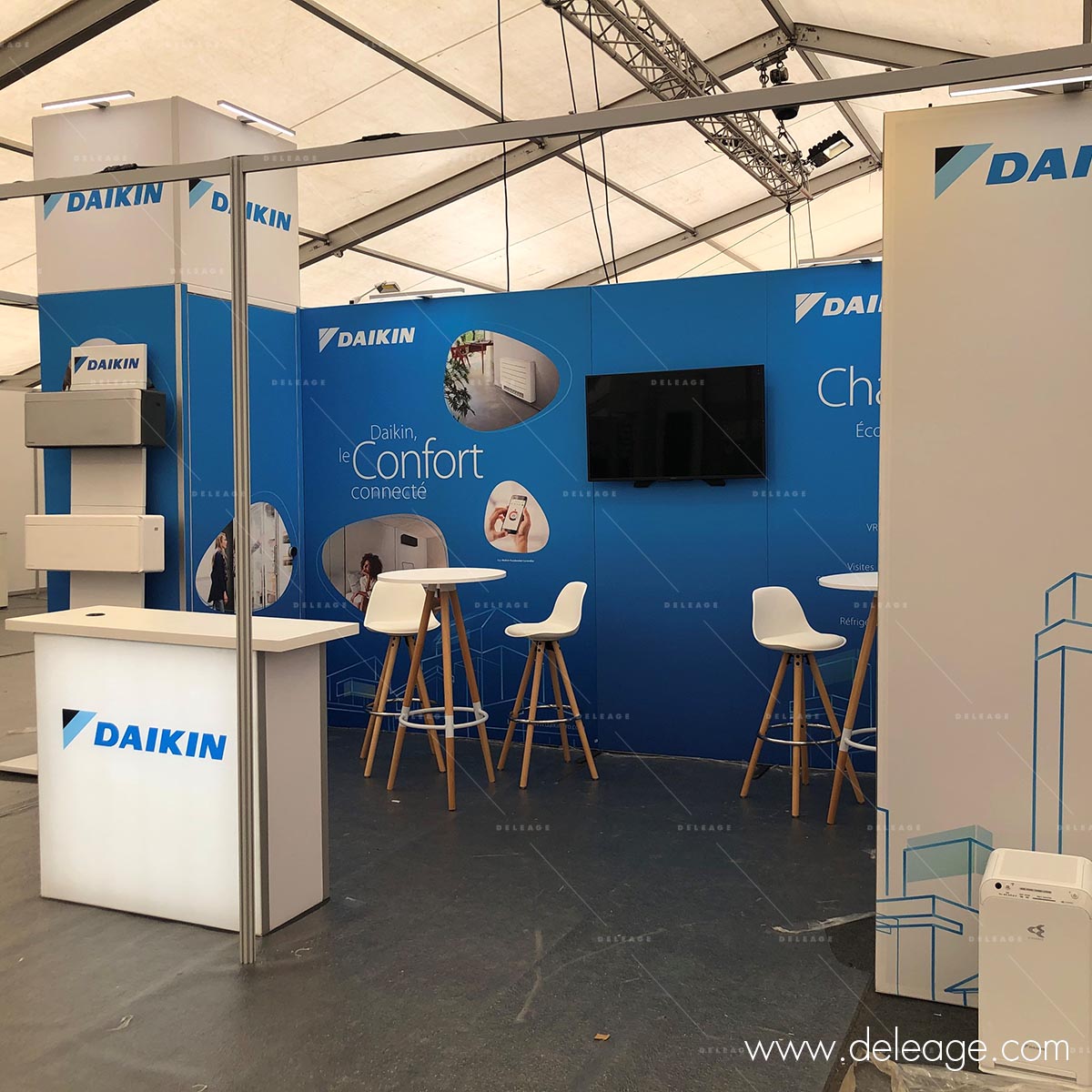 stan-hline-avec-comptoir-lumineux Stan Hline avec comptoir lumineux — Stand modulaire HLINE 24m² avec arche et réserve