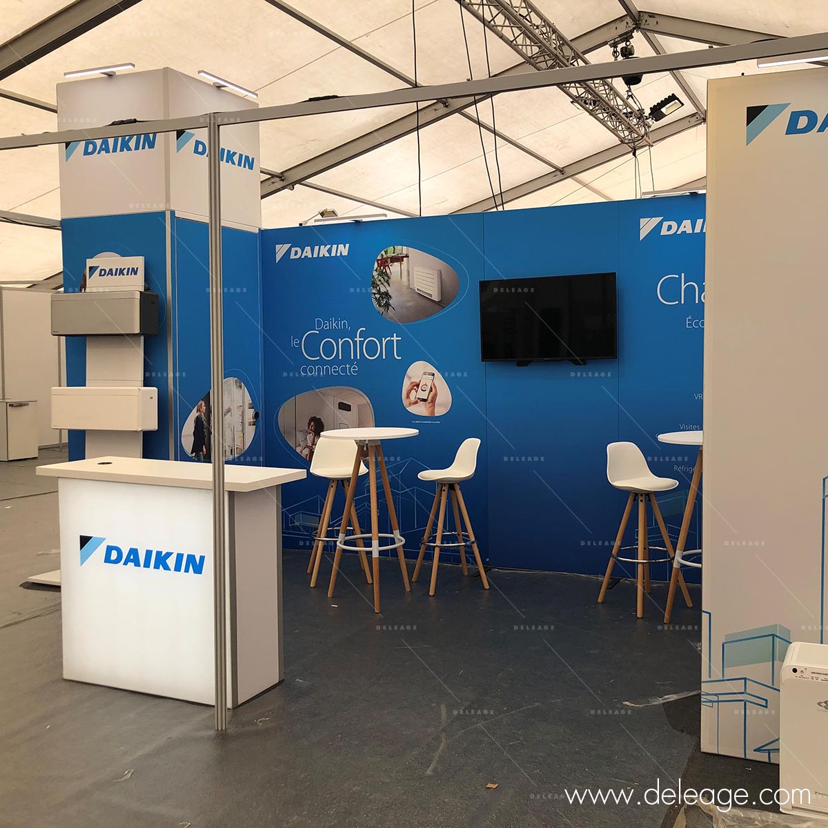 stand-hline-avec-reserve-et-arche Stand Hline avec réservé et arche — Stand modulaire HLINE 24m² avec arche et réserve