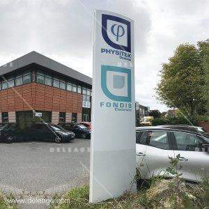 Totem enseigne extérieur EN situation — Signalétique extérieure TOTEM PUBLICITAIRE face galbée (vue 3)