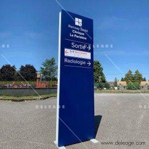 Totem extérieur aluminium — Signalétique extérieure TOTEM PUBLICITAIRE face plane (vue 2)