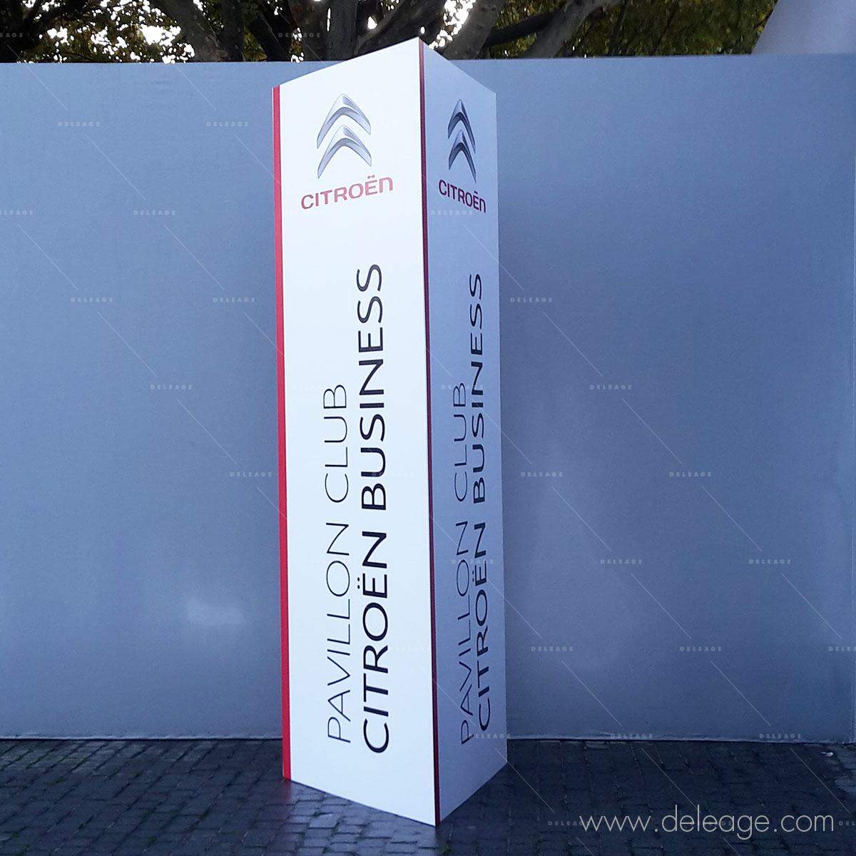 tour-triangle-geante-2 Tour triangle geante — Tour d'exposition ZIG ZAG 3 faces (vue 2)