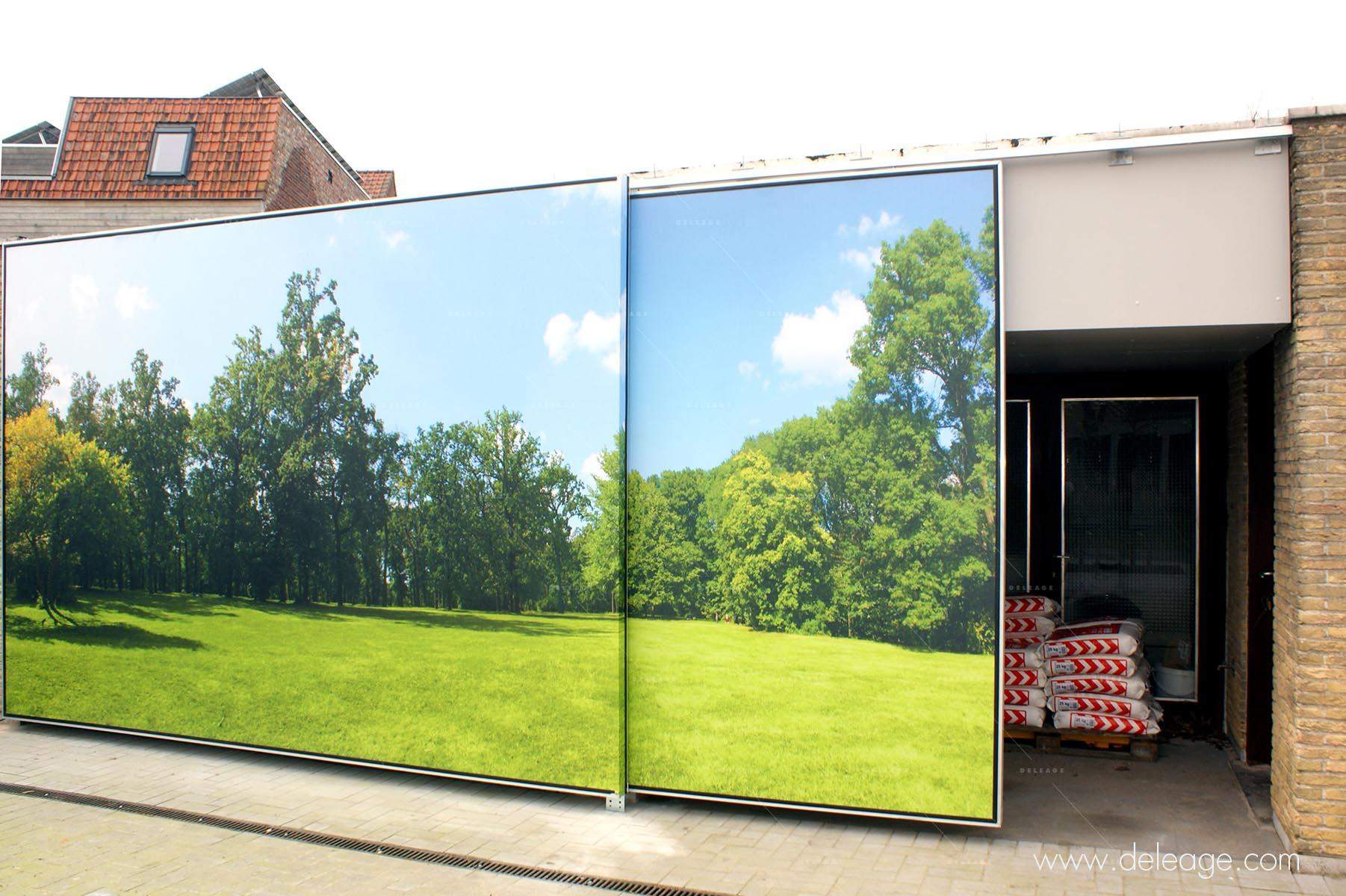 porte-coulissante-avec-decor-bache-tendue Porte coulissante avec décor bâche tendue — Habillage de façade TOILE TENDUE total covering