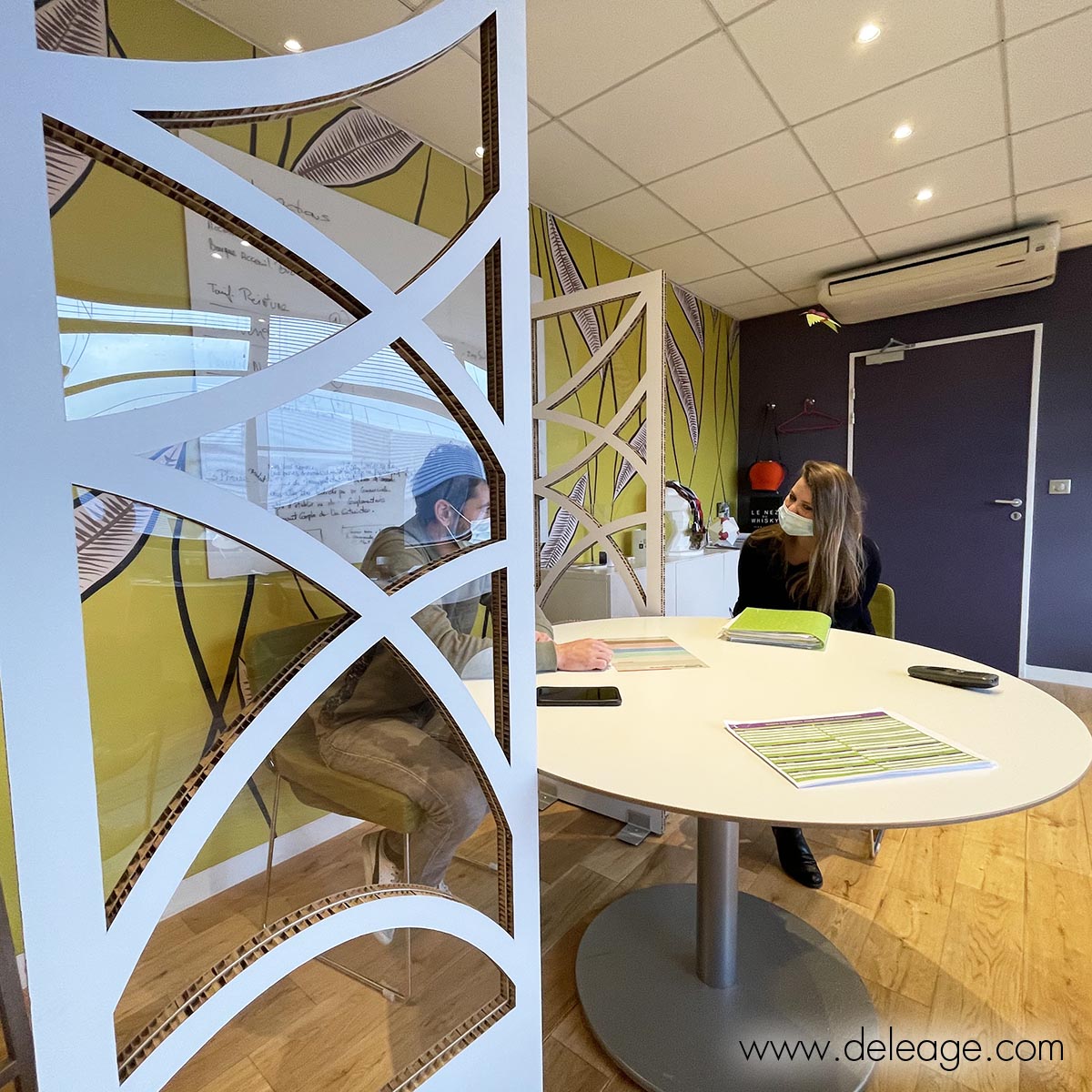 totem-carton-deco-transparent-6 Mobilier en carton CLOISON SÉPARATRICE Claustra
