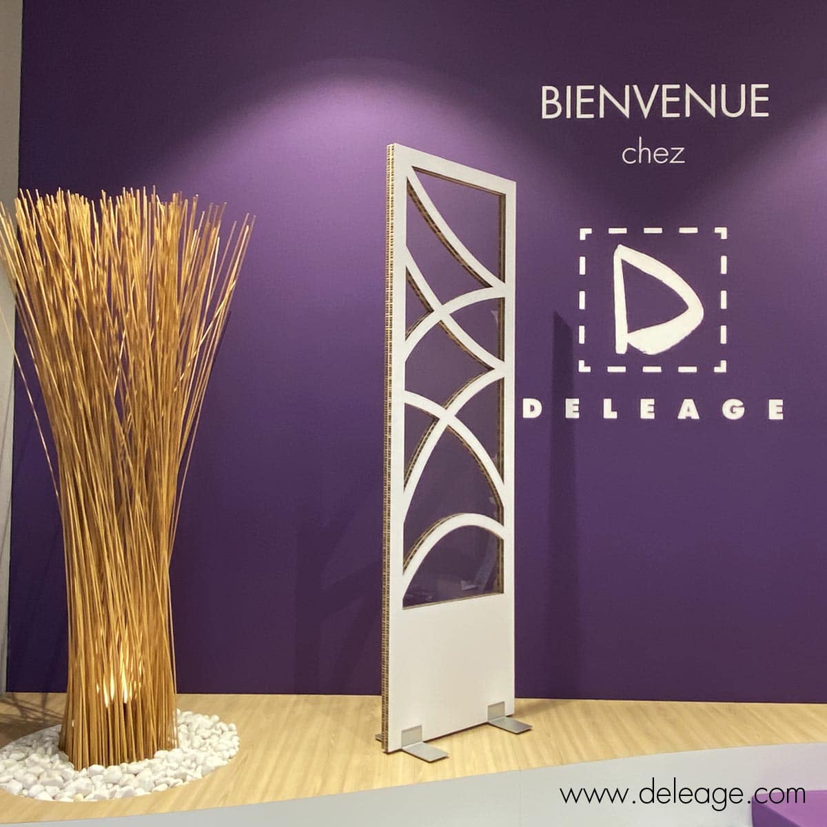 totem-carton-deco-transparent-pieds-aluminium-1 Mobilier en carton CLOISON SÉPARATRICE Claustra