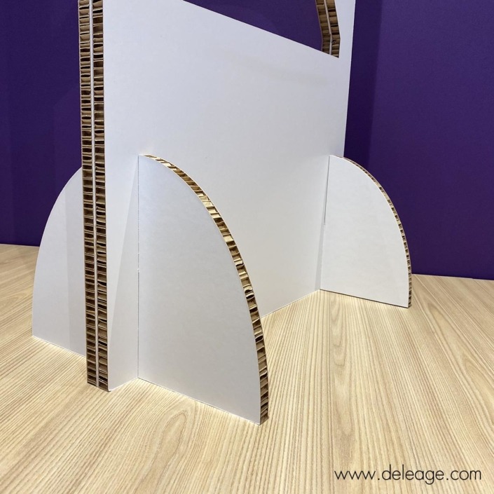 totem-carton-deco-transparent-pieds-carton-2 Mobilier en carton CLOISON SÉPARATRICE Claustra