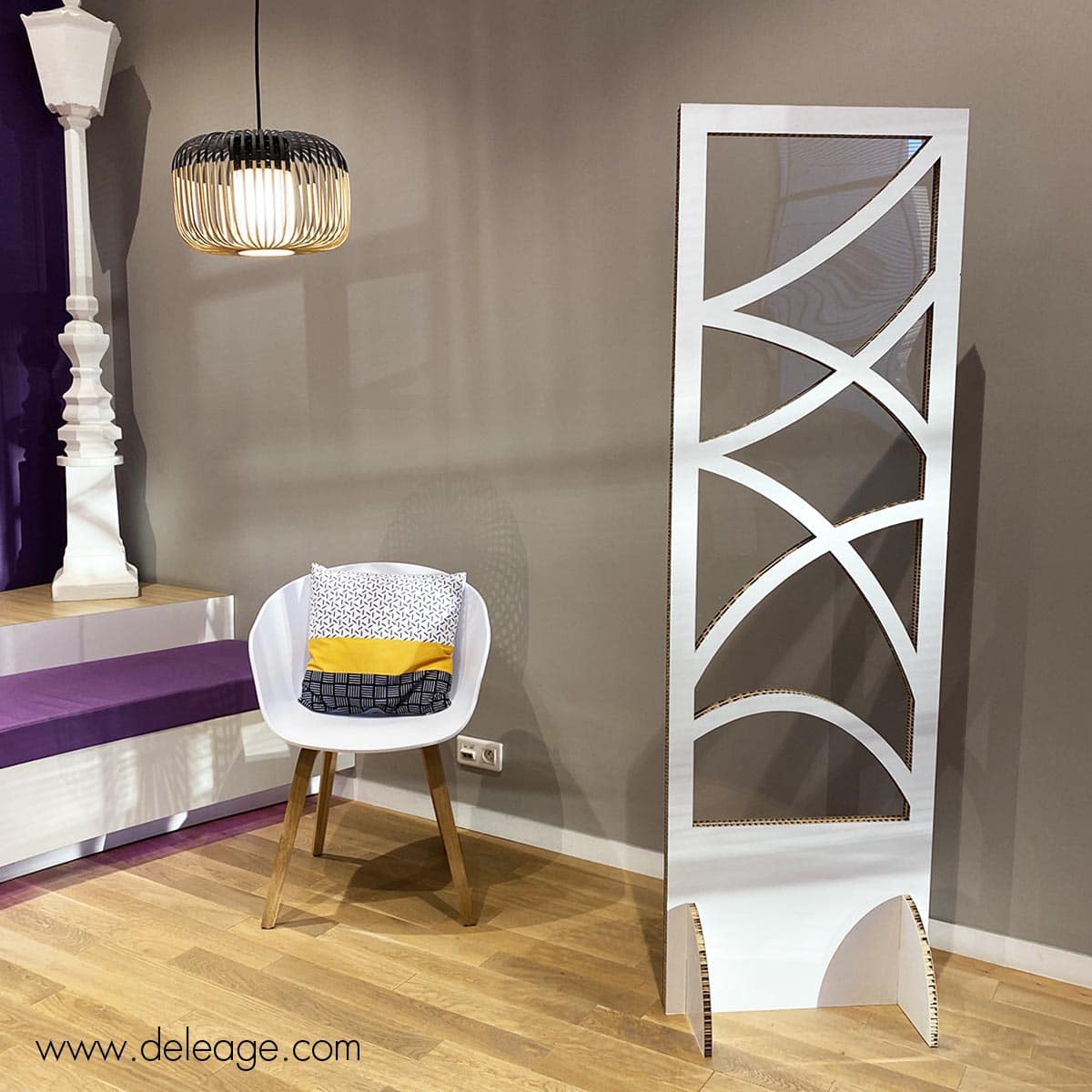 totem-carton-deco-transparent-pieds-carton-3 Mobilier en carton CLOISON SÉPARATRICE Claustra