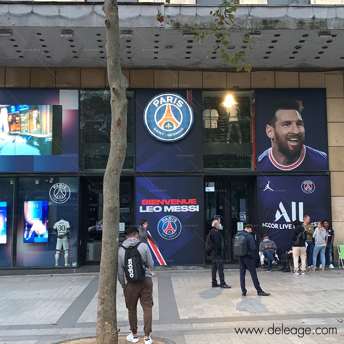vitrine-psg-champs-elysees-decoration-1 Décoration vitrine du PSG des Champs Elysées