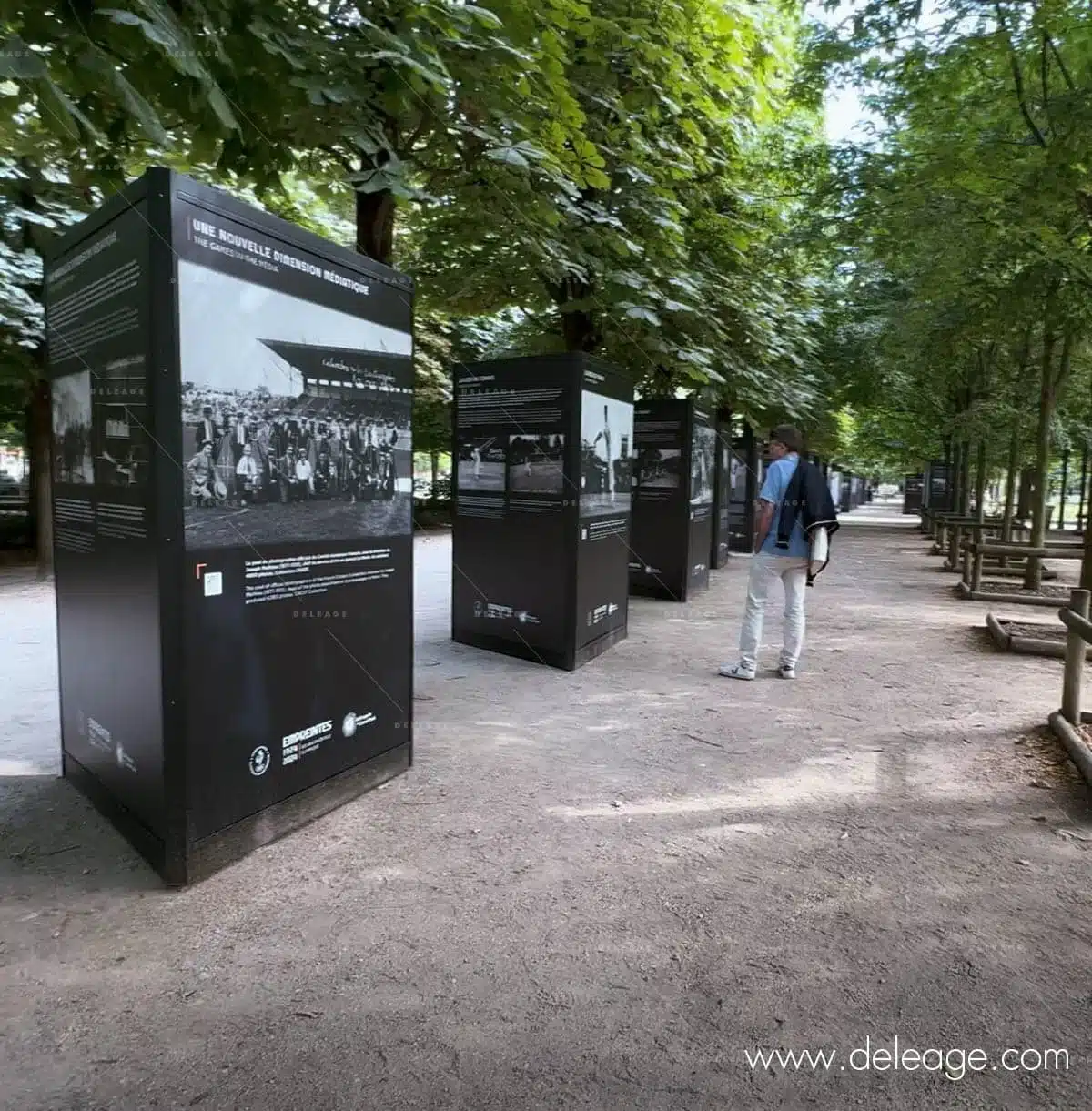 expo-jo-jardins-des-tuileries-copie Expo jo jardins des tuileries — Location TOTEM EXTERIEUR Tripode renforcé
