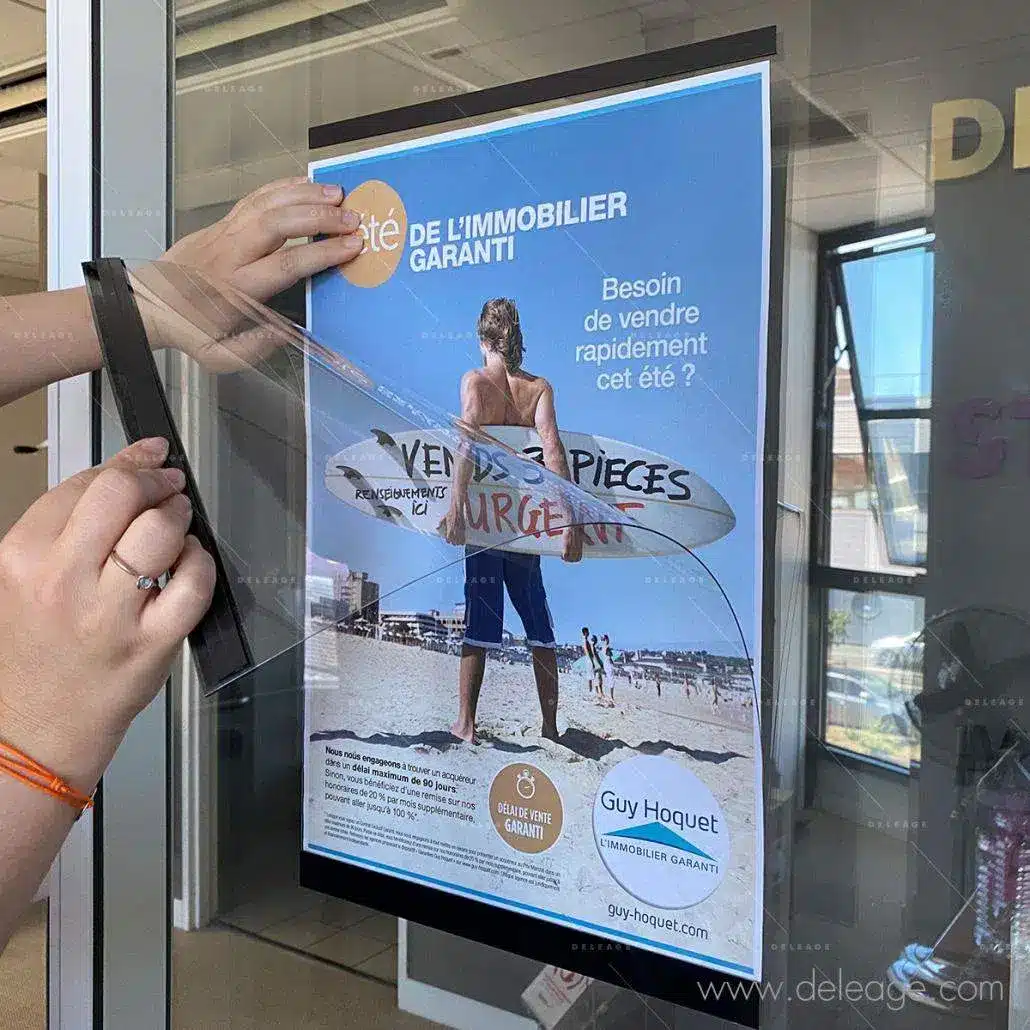 porte-visuel-de-vitrine-luxe Porte visuel de vitrine luxe — Signalétique - PORTE AFFICHE SUR PIED, A POSER, A SUSPENDRE