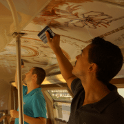 Décor antigraffiti intérieur train chateuxdeversailles — Le RER selon Louis XIV