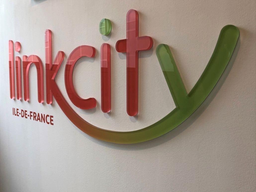 logo-en-plexi-decoupé Logo EN plexi découpe — La magie du relief pour un effet spectaculaire