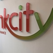 Logo EN plexi découpe — La magie du relief pour un effet spectaculaire
