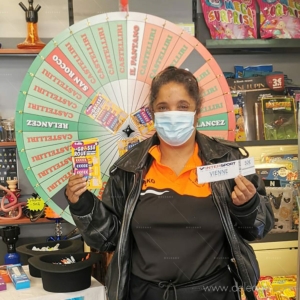 Roue loterie — Un TABAC PRESSE fait le buzz avec une vraie ROUE DE LOTERIE !