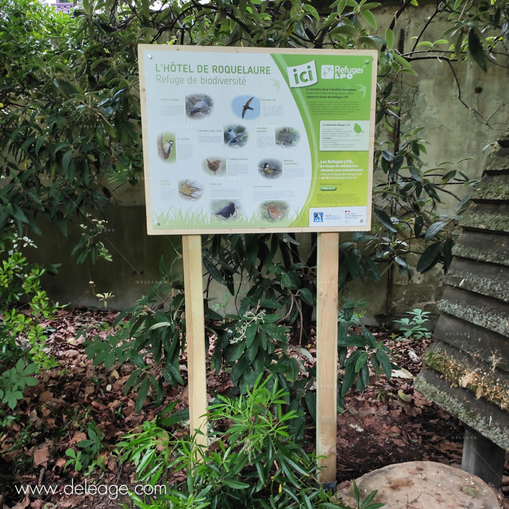 panneau-exterieur-sur pied-bois Panneau extérieur sur pied bois — Une signalétique ECO-RESPONSABLE en plein cœur de PARIS