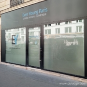 Vitrine — LA VITRINE SOBRE ET CHIC du nouveau centre médical esthétique EVER YOUNG PARIS