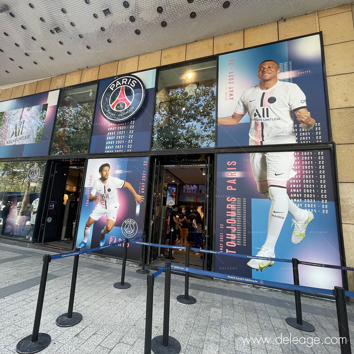 decoration-vitrine-psg-champs-elysees-1 Le nouveau maillot du PSG s'affiche en grand sur les Champs Elysées
