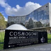 Bâche tendue sur grille extérieure — Eclairage et signalétique de l’exposition RENOMA (vue 3)