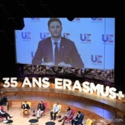 Lettres polystyrène sur scène — UNE VISIBILITE SPECTACULAIRE pour le grand anniversaire d’ERASMUS+ (vue 3)