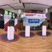 Pupitre sur adhésif imprimé special sol — Un STAND DIGITAL MOBILE pour la SNCF