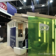 Vitrophanie sur cloison de stand plexi — Le stand SNCF : l'optimisation des espaces