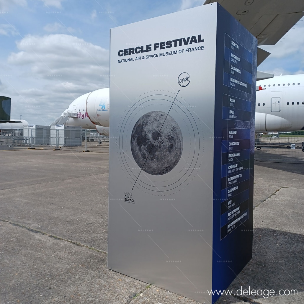 totem-expo-exterieur Totem expo extérieur — Magnifique SIGNALETIQUE DIRECTIONNELLE sous l’aile d’un AIRBUS A380 !