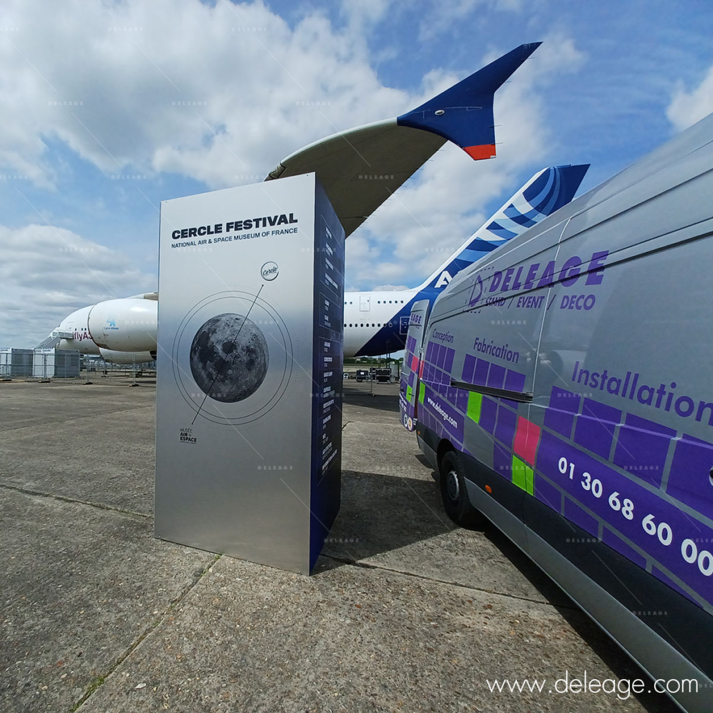 tour-d'affichage-exterieure Tour d'affichage extérieure — Magnifique SIGNALETIQUE DIRECTIONNELLE sous l’aile d’un AIRBUS A380 !