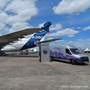 Tour d'exposition extérieure — Magnifique SIGNALETIQUE DIRECTIONNELLE sous l’aile d’un AIRBUS A380 !