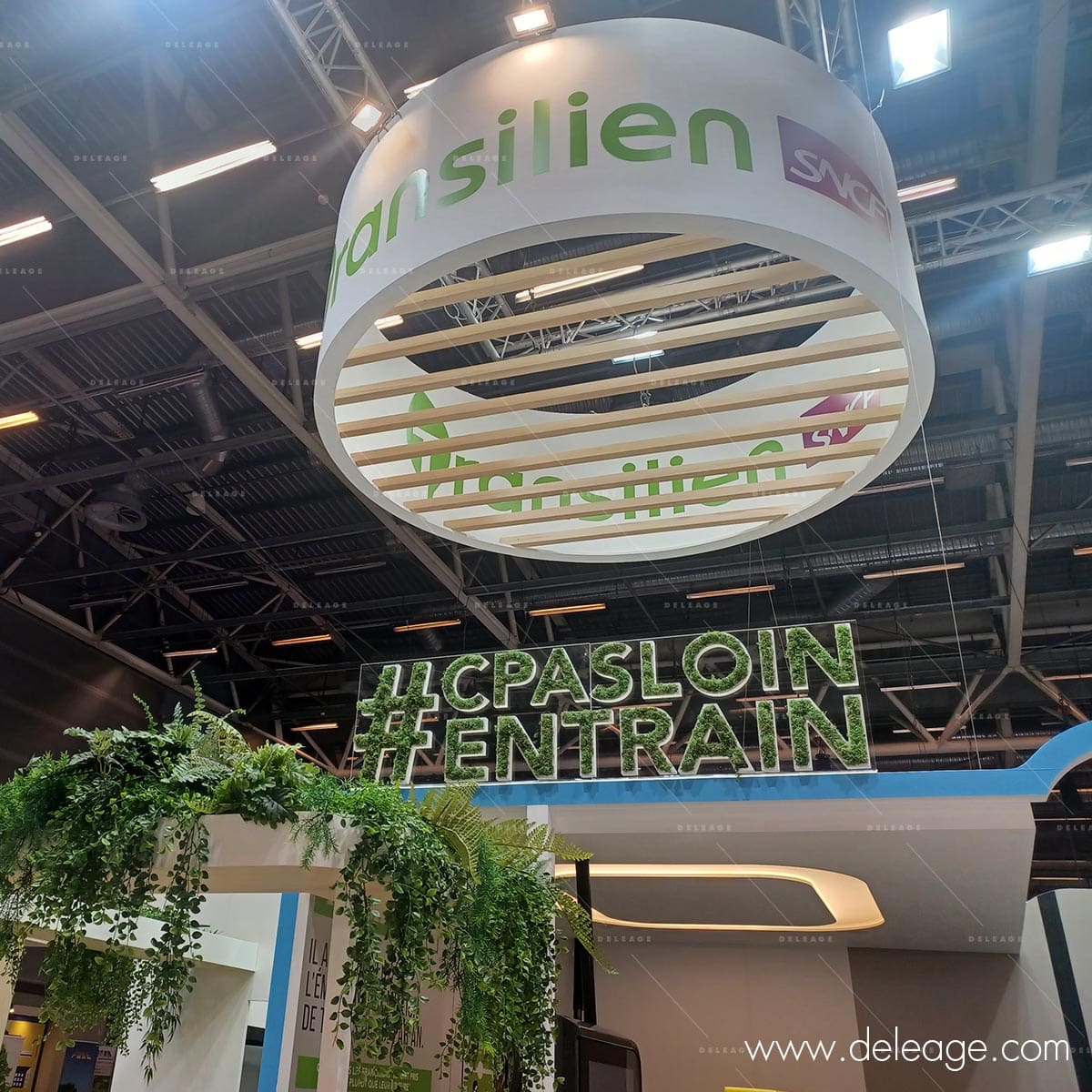 decoration-stand-enseigne-logo-vegetal Décoration stand enseigne logo végétal — Un exemple de STAND décoré du sol au plafond !