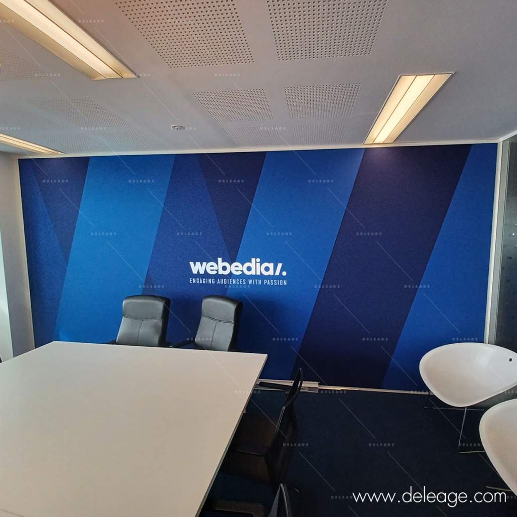 tissu-mural-tendu Tissu mural tendu — SIGNALETIQUE suspendue et DECORATION en volume chez WEBEDIA