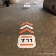 Signalétique marquage au sol bitume — ATTENTION TRAVAUX : Gare aux pas perdus ! (vue 3)