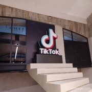 Logo 3D à lexterieur — Et si L’ORGANISATION DE VOTRE EVENEMENT devenait une belle expérience ?