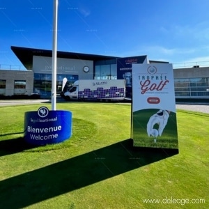 Totem extérieur sur golf — Une SIGNALETIQUE GOLFIQUE : suivez le parcours !