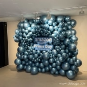 Mur de ballons avec logo — Découvrez les animations spectaculaires du PRIME DAY AMAZON !