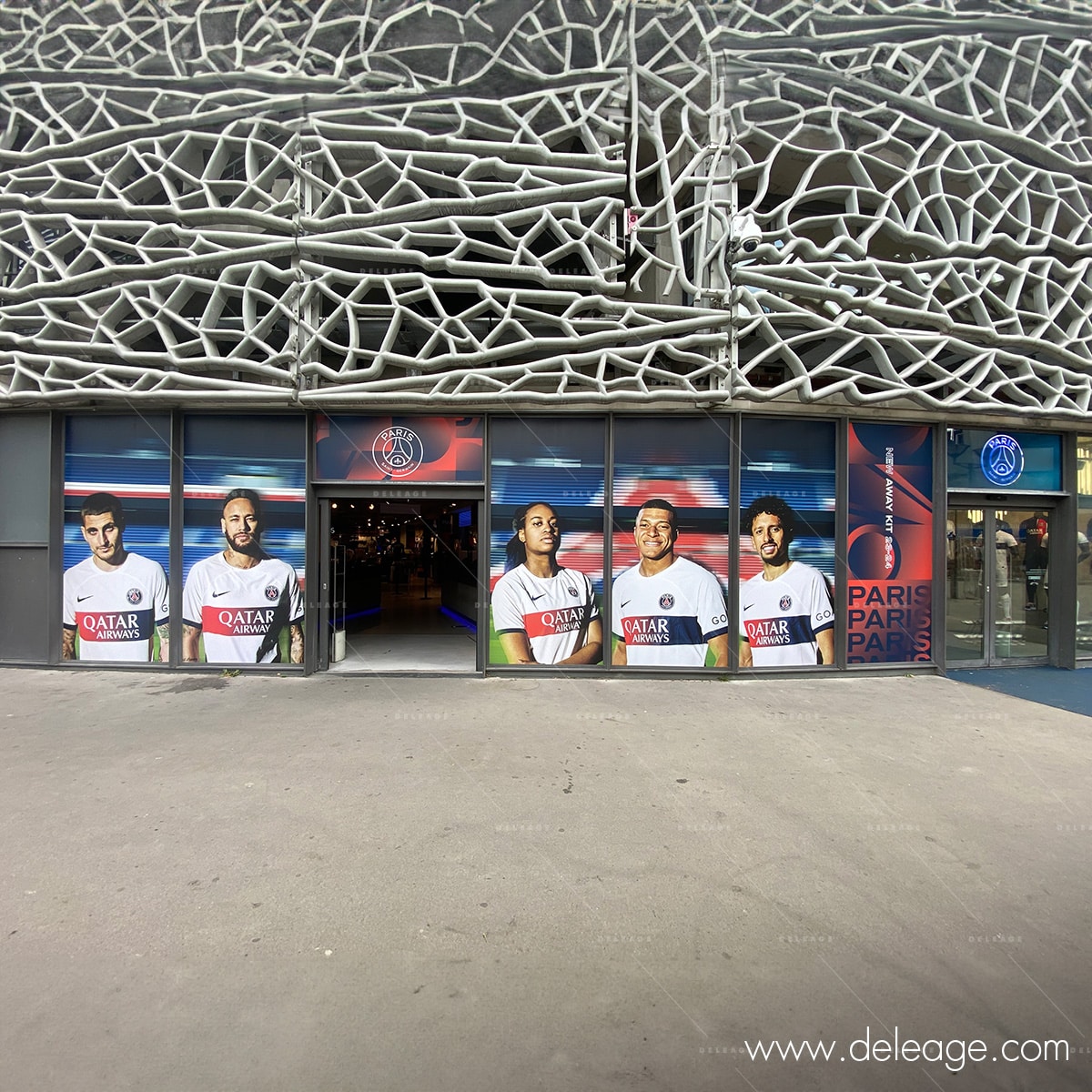 vitrophanie-sur-vitrine-megastore-psg Venez voir de très près le nouveau maillot AWAY du PSG