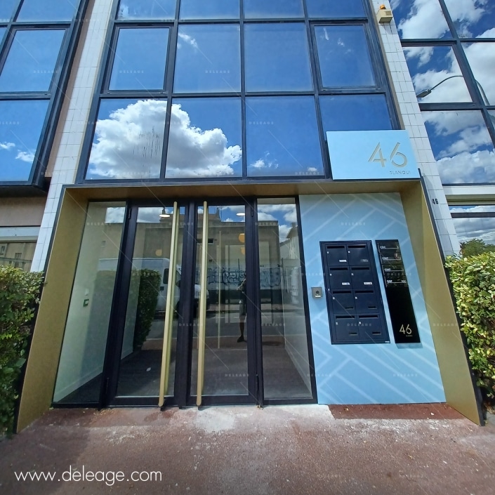 signaletique-de-facade-immeuble Signalétique de facade immeuble — SIGNALETIQUE et RENOVATION du « 46 Blanqui »