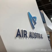 Logo mural EN relief — Une DÉCORATION DE STAND chic pour AIR AUSTRAL