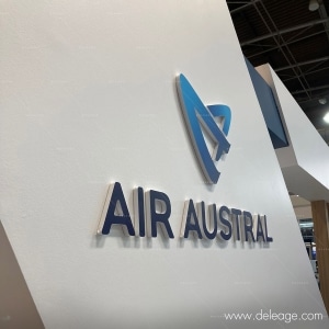 Logo mural EN relief — Une DÉCORATION DE STAND chic pour AIR AUSTRAL