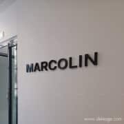 Logo plexi mural EN relief — Un LOGO MURAL chic et luxueux pour MARCOLIN