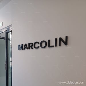 Logo plexi mural EN relief — Un LOGO MURAL chic et luxueux pour MARCOLIN