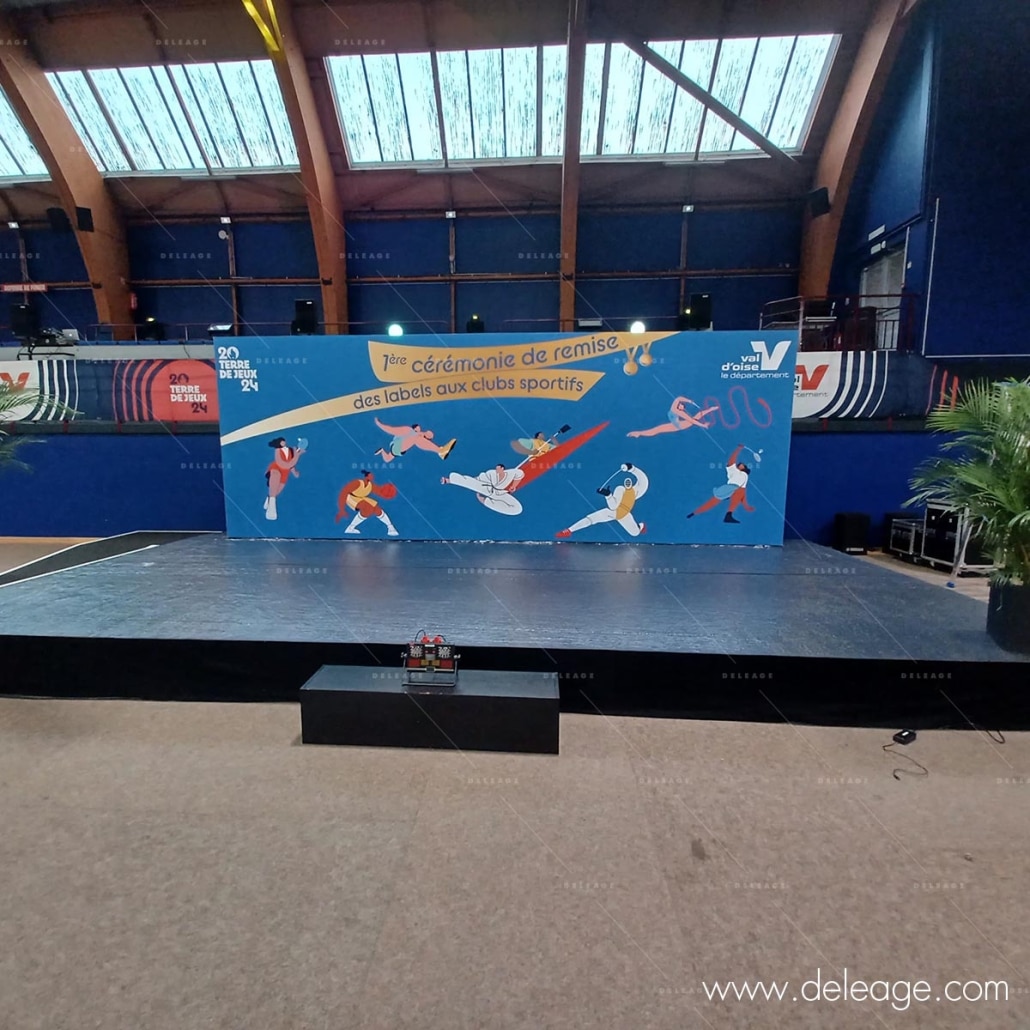 fond-de-scene-droit-autoportant-tissu Fond de scène droit autoportant tissu — Plein les JEUX 2024 avec la décoration du CDVO